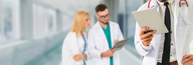 Doktor diğer doktorlar ile hastanede çalışıyor.