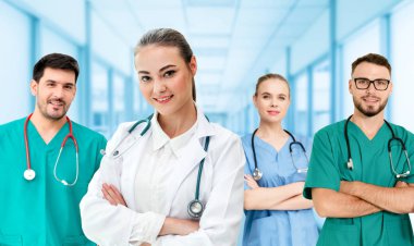 Hastane ofisinde ya da klinikte çalışan profesyonel doktor diğer doktorlar, hemşire ve cerrahlarla birlikte.. 