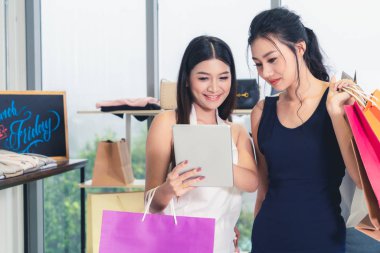 Alışveriş merkezinde perakende mağazasında alışveriş iki Asyalı kadın.
