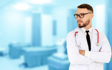 Hastanede çalışan genç erkek doktor..