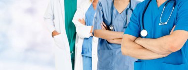 Doktor diğer doktorlar ile hastanede çalışıyor.