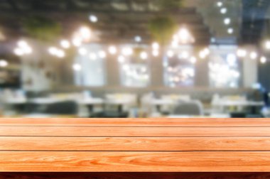 Modern restoranın bulanık arka planda ahşap masa