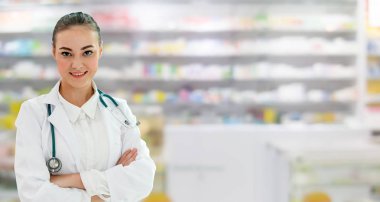 Hastane ofisinde çalışan kadın doktor..