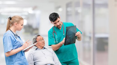 Hastanede hemşire ve hasta ile çalışan cerrah