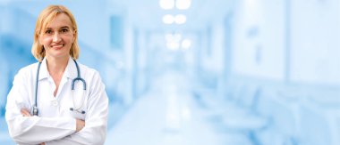 Hastanede çalışan kıdemli kadın doktor.