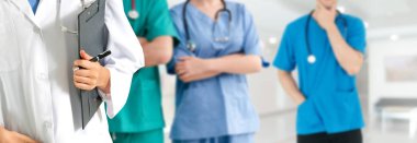Doktor diğer doktorlar ile hastanede çalışıyor.