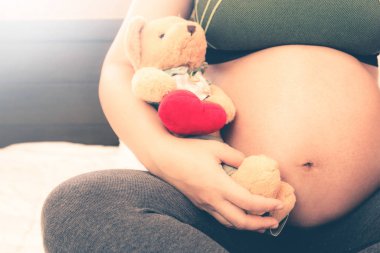 Mutlu hamile bir kadın ve evde bebek bekliyor..