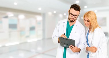 Doktorlar iş arkadaşlarıyla hastanede çalışıyorlar..