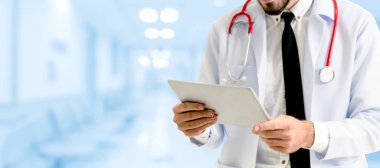 Hastanede tablet bilgisayar kullanan bir doktor..