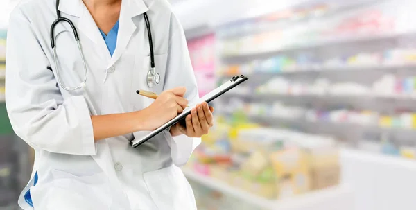 Farmacéutica mujer trabajando en farmacia . — Foto de Stock