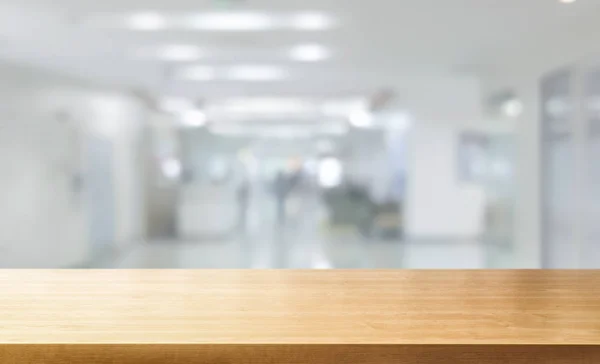 Mesa de madeira no interior moderno do edifício do hospital . — Fotografia de Stock