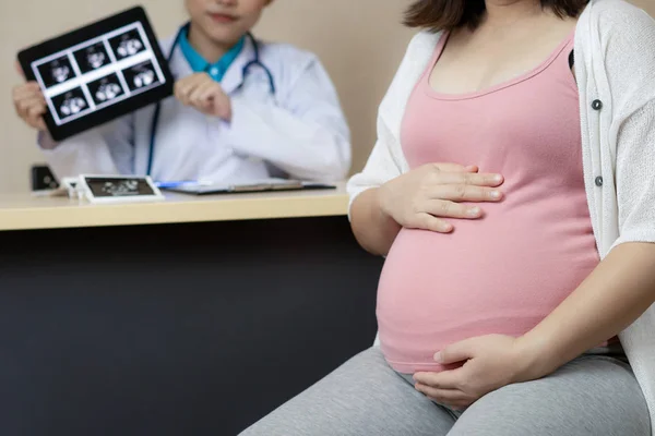 Donna incinta e ginecologo medico presso l'ospedale — Foto Stock