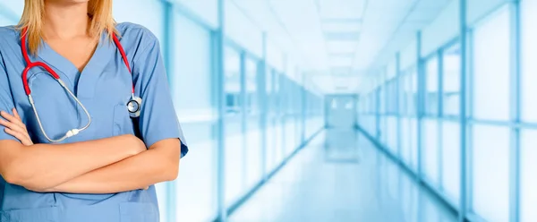 Doctora que trabaja en el consultorio del hospital. — Foto de Stock