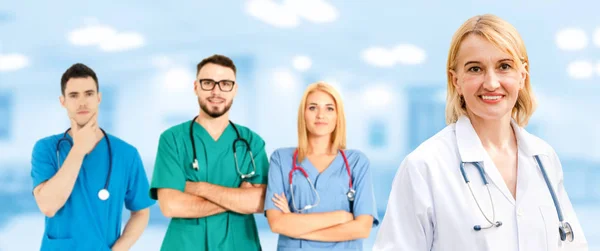 Επαγγελματίας Ιατρός Που Εργάζεται Νοσοκομειακό Γραφείο Κλινική Άλλους Γιατρούς Νοσηλευτές — Φωτογραφία Αρχείου