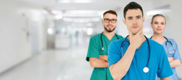 Médico Profissional Que Trabalha Consultório Hospitalar Clínica Com Outros Médicos — Fotografia de Stock