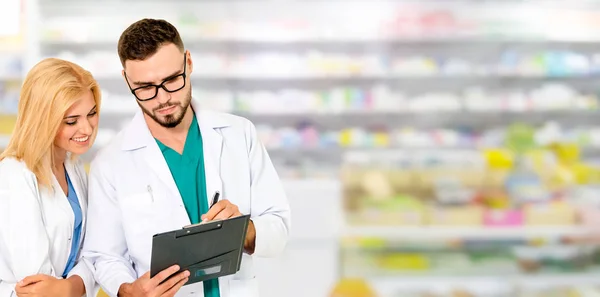 Farmacista che lavora con un collega in farmacia . — Foto Stock