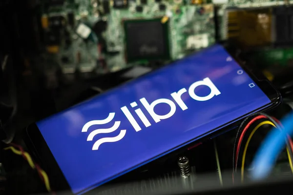 Telefonen visar Libra logo på skärmen. — Stockfoto