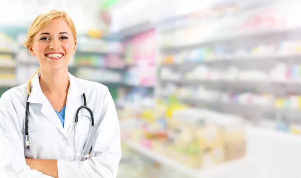 Farmacéutica mujer trabajando en farmacia . —  Fotos de Stock