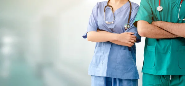 Médico e cirurgião com os braços cruzados no hospital. — Fotografia de Stock