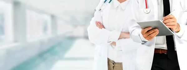 Médico que trabalha no hospital com outros médicos . — Fotografia de Stock