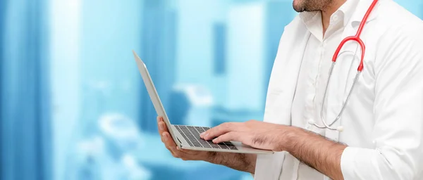 Lekarz korzystający z laptopa w szpitalu. — Zdjęcie stockowe