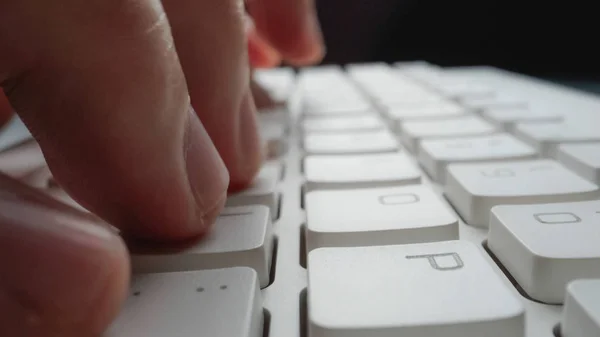 Primer plano de enfoque suave digitación del dedo en el teclado . — Foto de Stock