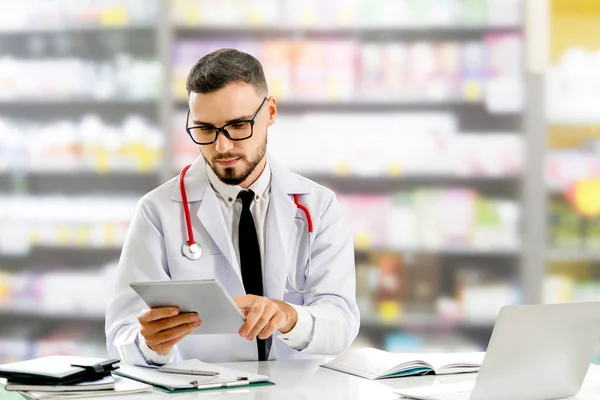 Farmacista che utilizza tablet in farmacia . — Foto Stock