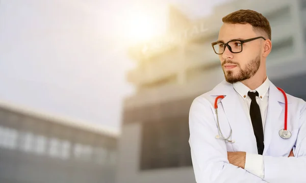 Joven médico masculino que trabaja en el hospital. — Foto de Stock