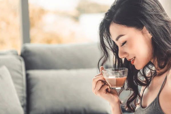 Asiática joven mujer bebe café en la mañana . — Foto de Stock