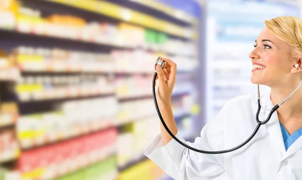 Farmacista donna che lavora in farmacia . — Foto Stock