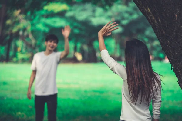 Jongeren Man Vrouw Groet Afscheid Door Zwaaiende Handen Het Park — Stockfoto