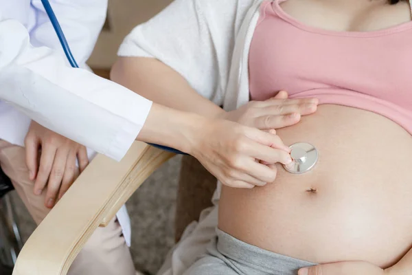 Gravid kvinna och gynekolog doktor vid sjukhuset — Stockfoto