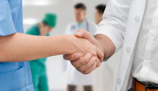 Medico in ospedale stretta di mano con un altro medico . — Foto Stock