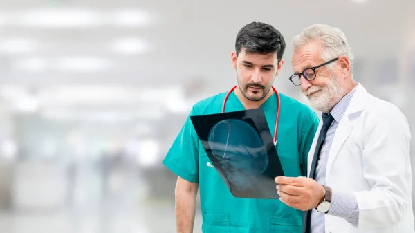Médicos en el hospital trabajando con otro médico . — Foto de Stock
