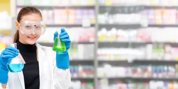 Tudós vagy gyógyszertár tartja kémcsőbe laboratóriumi — Stock Fotó