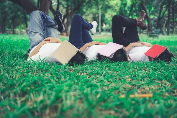 Estudantes engraçados dormindo com livros no rosto . — Fotografia de Stock