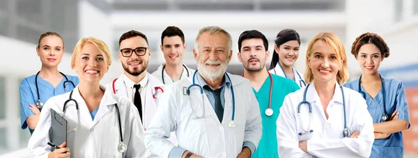 Gesundheitswesen Professioneller Arzt Der Krankenhausbüros Oder Kliniken Mit Anderen Ärzten — Stockfoto