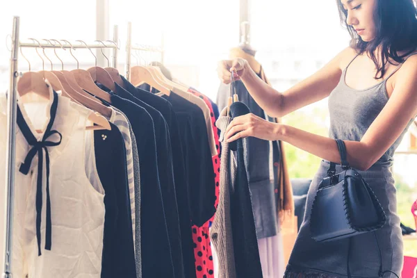 Hermosas tiendas de mujer para ropa en el centro comercial — Foto de Stock