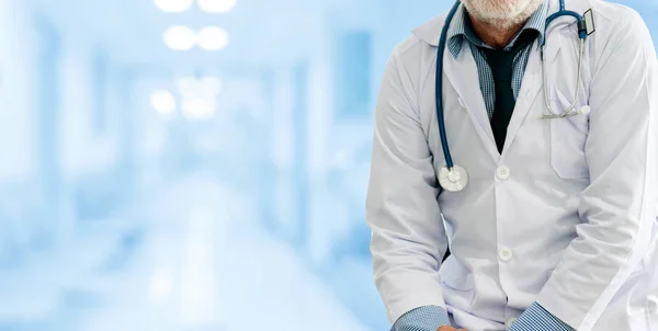 Senior male doctor working at the hospital. — Stock Photo, Image