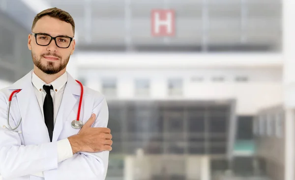 Jovem médico do sexo masculino que trabalha no hospital. — Fotografia de Stock