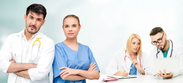 Dokter werkzaam in het ziekenhuis met andere artsen. — Stockfoto