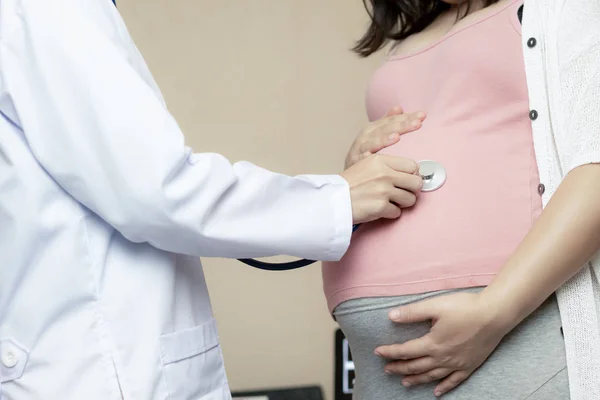 Gravid kvinna och gynekolog doktor vid sjukhuset — Stockfoto