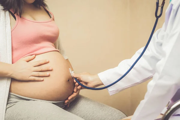 Donna incinta e ginecologo medico presso l'ospedale — Foto Stock