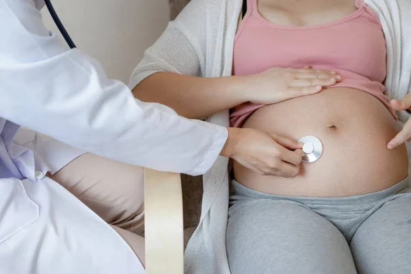 Gravid kvinna och gynekolog doktor vid sjukhuset — Stockfoto