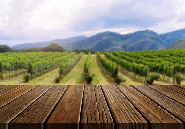 Table en bois dans le paysage vert du vignoble printanier . — Photo