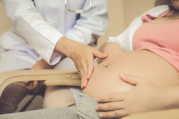 Gravid kvinna och gynekolog doktor vid sjukhuset — Stockfoto