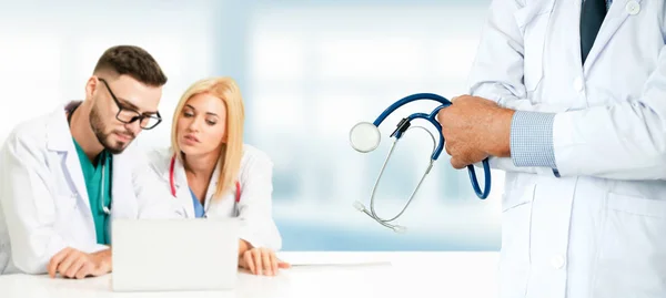 Arzt arbeitet im Krankenhaus mit anderen Ärzten zusammen. — Stockfoto