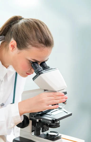 Investigador científico utiliza microscopio en laboratorio — Foto de Stock