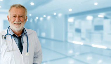 Hastanede çalışan kıdemli erkek doktor.