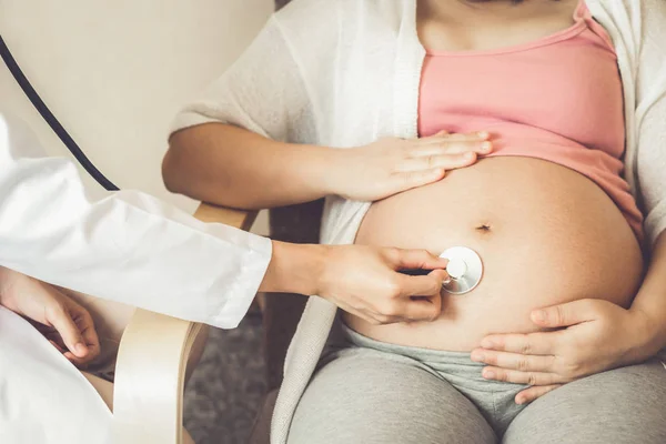 Mulher Grávida e Ginecologista Médica do Hospital — Fotografia de Stock